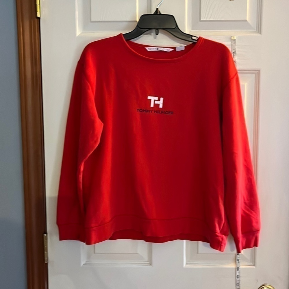 Vintage -Tommy Hilfiger-size L-red crewneck sweatshirt 80% cotton, 20% polyester